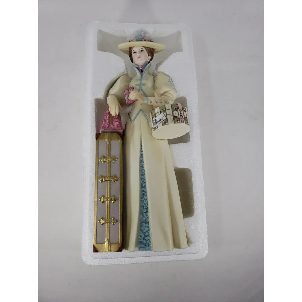 Avon Mrs Albee Award Figurine Statue 2002 in Box Representative President's Club